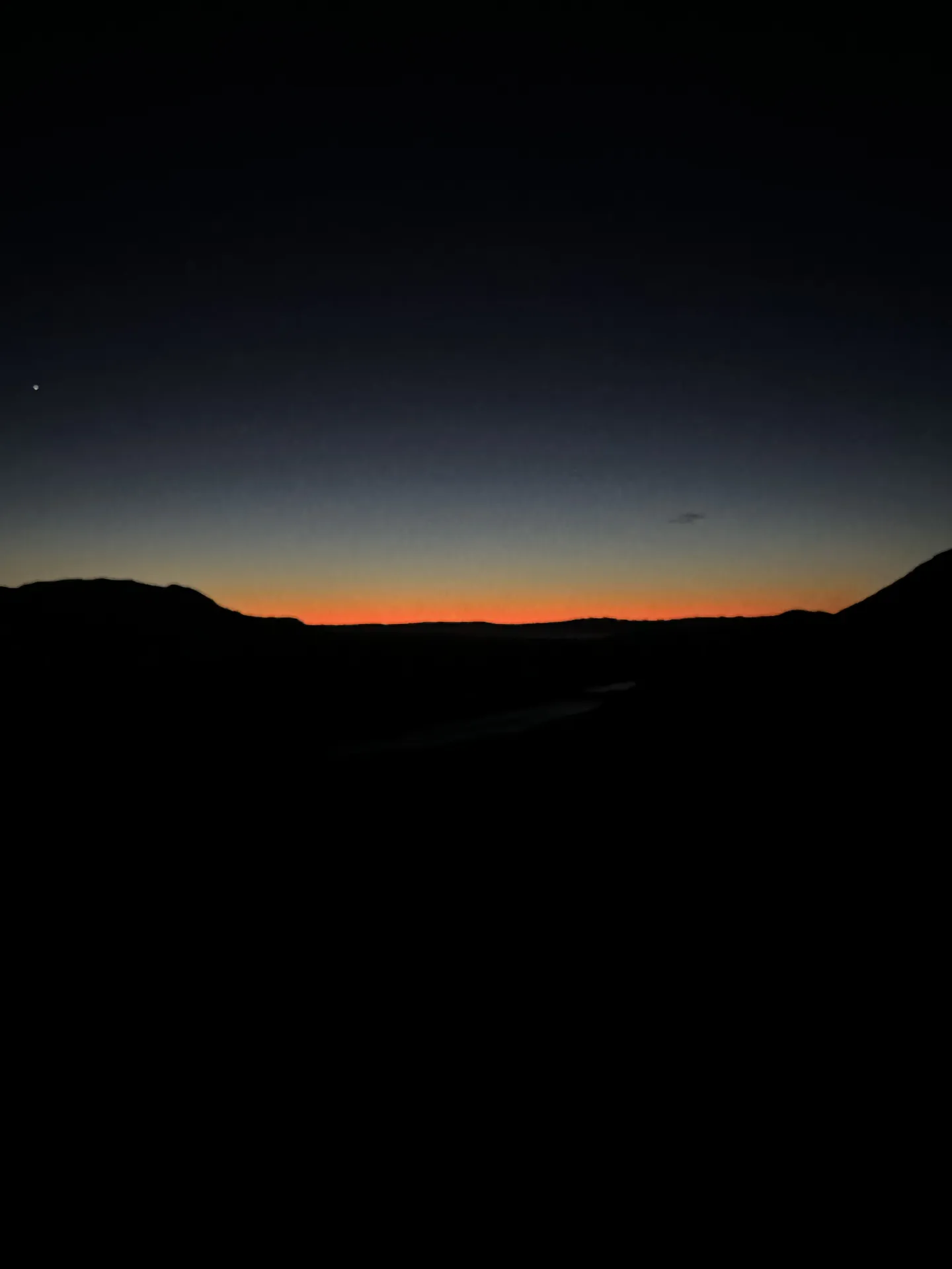 The first orange glow on the horizon before dawn, at the start of the climb to Laguna de los Tres