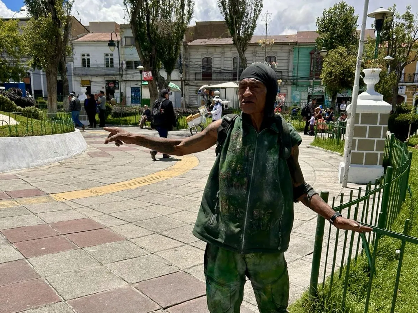 Crazy Dave telling a story with his arms outstretched in Plaza Sucre, opposite San Pedro Prison